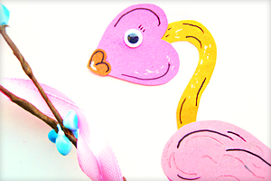 Ein pinker Papier-Flamingo für eigenen Mini-Zoo basteln
